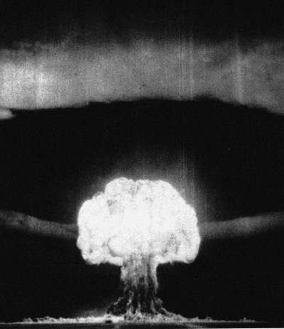 Das RDS-6s-Gerät, der erste sowjetische Test einer thermonuklearen Waffe namens Joe 4 am 12. August 1953 von Unbekannt