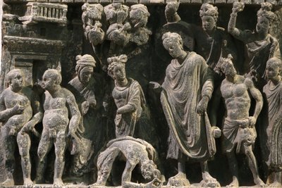 Das Victoria und Albert Museum. Relief, das einen Anschlag auf das Leben des Buddha zeigt. 100-200. Schiefer. Gandhara/Nordwestpakistan. Vereinigtes Königreich von Unbekannt