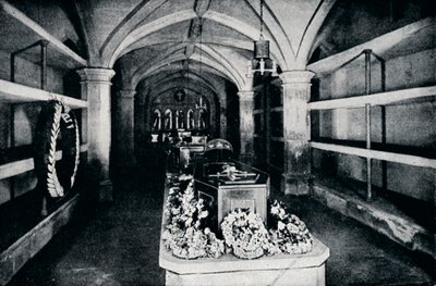 Die Krypta unter dem Chor der St. Georgs Kapelle, Windsor Castle, 1910-1911 von Unbekannt