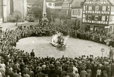 Die Einrichtungs- und Ritualgegenstände aus der Synagoge in Mosbach auf dem Marktplatz am 10. November von Unbekannt