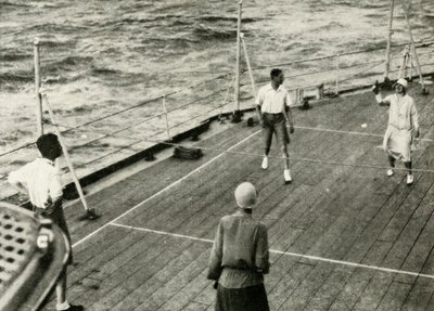 Ihre Majestäten bei einem Spiel von Deck Quoits auf dem Deck der H.M.S. Renown, 1927 von Unbekannt