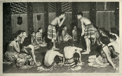 Diese Maori-Kinder an der Nativeschule, Whakarewarewa, spielen ein Handspiel, ca. 1948 von Unbekannt