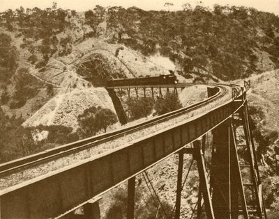 Zug überquert Viadukt, Mount Lofty Range, Südaustralien, 1930 von Unbekannt
