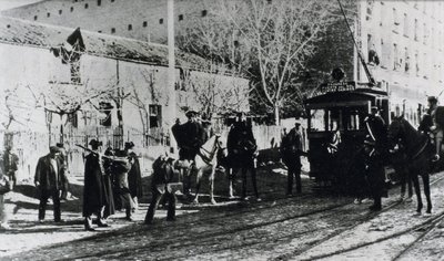 Straßenbahnstreik in Madrid, die Zivilgarde greift Streikende an, die versuchen, eine Straßenbahn zu stoppen, veröffentlicht in der Zeitschrift "Nuevo Mundo", Dezember 1919 (s/w Foto) von Unbekannt