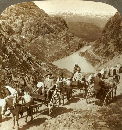 Reisende auf Bergstraße durch wilde Schlucht von Seljestad, Norwegen, ca. 1905 von Unbekannt