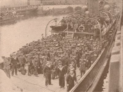 Truppen an Bord eines Kanaltransports, ca. 1915-1928 von Unbekannt