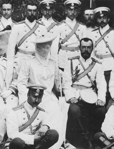 Zar Nikolaus II. und Zarin Alexandra Fjodorowna von Russland mit einer Gruppe von Offizieren, ca. 1904 von Unbekannt