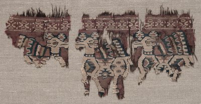Zwei montierte Fragmente einer Bordüre von einem Kleidungsstück, späte 700er bis frühe 800er Jahre von Unbekannt