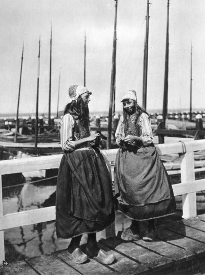 Zwei Mädchen auf der Landungsbrücke, Marken, Niederlande, ca. 1934 von Unbekannt