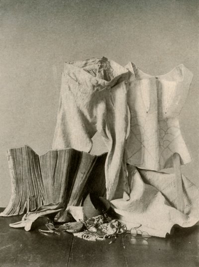 Zwei Paar Korsetts, Hosen, Perlenbeutel, Geldbörse und gestepptes Unterkleid, 18. Jahrhundert, 1937 von Unbekannt