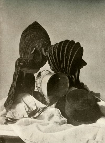 Zwei Seidenkalaschen, Reitkappe, Quäkerhaube, Hut, Handschuhe und Rock, 18. Jahrhundert, 1937 von Unbekannt