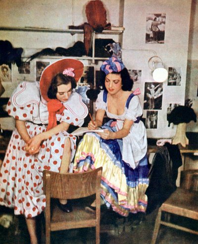 Zwei Frauen aus der Operette Wie einst im Mai, von Walter Kollo, Berlin, 1943 von Unbekannt