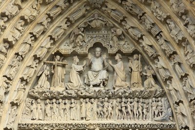 Tympanon des Portals des Jüngsten Gerichts: Christus des Gerichts. An seiner Seite, kniend, die Jungfrau Maria und St. Johannes, die für das Seelenheil bitten. Kathedrale von Amiens, Amiens, Frankreich von Unbekannt