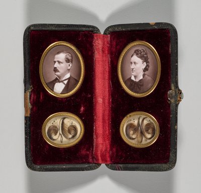 Unbetiteltes Etui mit Porträts eines Mannes und einer Frau und Haarschmuck, um 1870er Jahre von Unbekannt