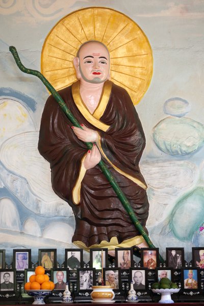 Van Hanh Zen-Buddhistisches Kloster. Buddhistischer Mönch über vietnamesischem Altar für Ahnen. Die Verehrung der Toten. Dalat. Vietnam von Unbekannt