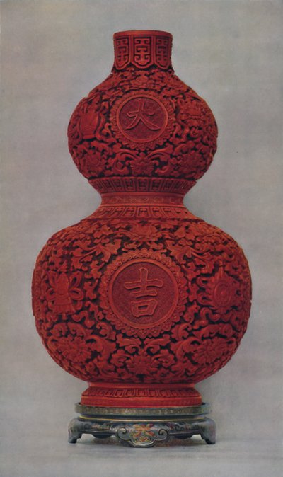 Vase aus geschnitztem rotem Lack auf olivgrünem Grund mit Ständer aus flachem Lack, 1928 von Unbekannt