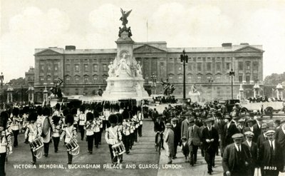 Victoria Memorial, Buckingham Palace und Wachen, London, 1930er Jahre von Unbekannt