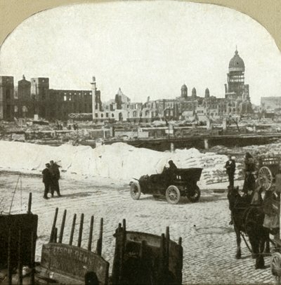 Blick von der Verteilungsstation der Moulder-Schule, zeigt Tonnen von Mehl auf dem Bürgersteig, 1906 von Unbekannt