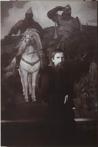 Viktor Vasnetsov vor seinem Gemälde Bogatyrs von Unbekannt