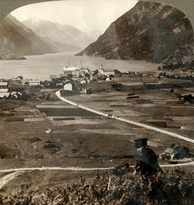 Dächer des Dorfes und sonnige Felder von Odde, N. am engen bergumgebenen Sorfjord, Norwegen von Unbekannt
