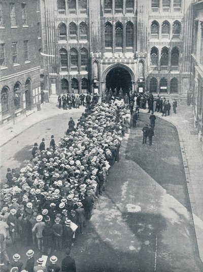 Warten auf den Eintritt in die Guildhall für Mr. Asquiths erste große Aufruf zur Waffenversammlung, 1914 von Unbekannt
