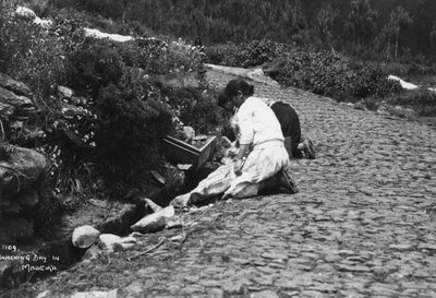 Waschtag auf Madeira, Portugal, um 1920er-1930er Jahre von Unbekannt
