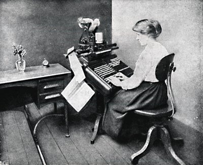 Frau an der Monotype-Tastatur, 1917 von Unbekannt