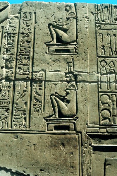 Frau in einem Gebärstuhl, altägyptisches Kalksteinrelief aus Kawm Umbu von Unbekannt