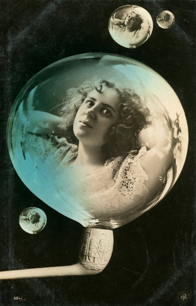 Frau, die sich in einer Blase spiegelt, Postkarte, ca. 1890-1909 von Unbekannt