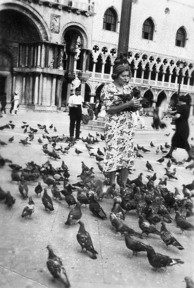 Frau umgeben von Tauben, Markusplatz, Venedig, Italien, 1938 von Unbekannt