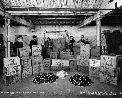 Arbeiten mit Borsten in einem Lagerhaus, London, 1938 von Unbekannt