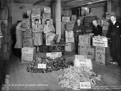 Arbeiten mit Borsten in einem Lagerhaus, London, 1938 von Unbekannt