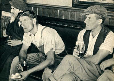 Arbeiter in einem englischen Gasthaus hören Mr. Churchill zu, 1942 von Unbekannt