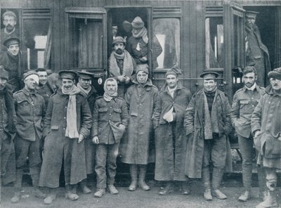 Verwundete englische Truppen auf dem Weg zu einem Feldlazarett, ca. 1914 von Unbekannt