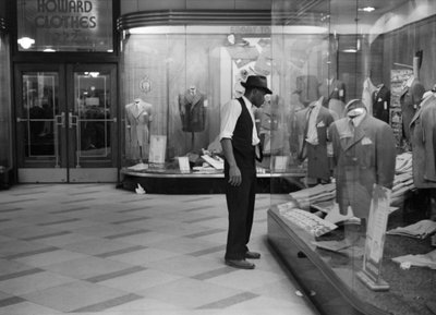 Junger Mann beim Schaufensterbummel, USA, ca. 1941 von Unbekannt