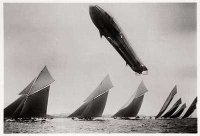 Zeppelin LZ11 Viktoria Luise im Flug während der Kieler Regatta, Deutschland, 1912, 1933 von Unbekannt