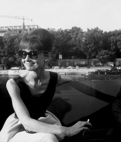 Schauspielerin Audrey Hepburn am Set des Films "Paris When It Sizzles" 13. Juli 1962 von Unbekannt Unbekannt