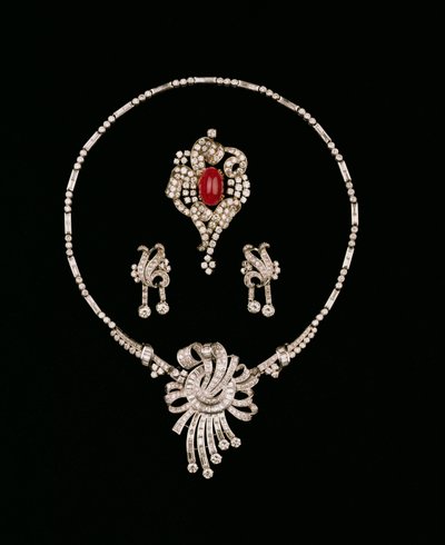 Art-Deco-Diamantschmuck: Baguette-Diamantbrosche-Anhänger, Cabochon-Rubin- und Diamantschleifenbrosche, Diamant-Ohrringe von Unbekannt Unbekannt