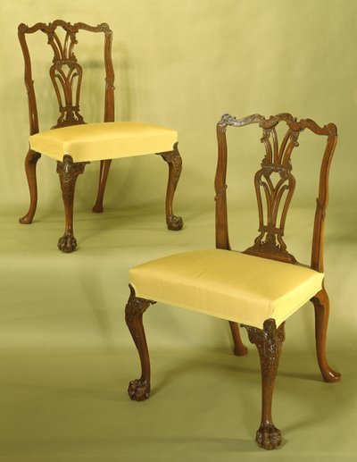 Chippendale-Esszimmerstühle, geschnitzt, durchbrochen und gerillt, Serpentinenoberleiste mit C-Rollen, Flammenmuster und Laub auf Kabriolettenbeinen mit zottigen Pfotenfüßen, um 1760 (Mahagoni) von Unbekannt Unbekannt