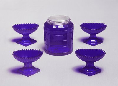 Vier Salzgefäße und eine Dose, irisches blaues Glas, um 1785 von Unbekannt Unbekannt