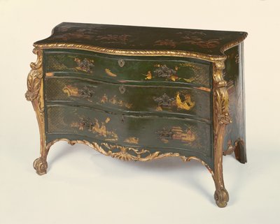 Grün lackierte und teilweise vergoldete Serpentin-Kommode, im Stil von Thomas Chippendale von Unbekannt Unbekannt