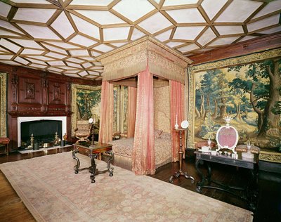 Vorhänge und Überwurf aus rotem Satin und Silbergewebe, aus dem Spangled Bedroom von Unbekannt Unbekannt