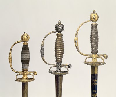 Griffe von drei französischen Schwertern: einer aus Stahl, gebläut und mit Goldgravuren verziert, um 1730; einer aus Stahl, durchbrochen und gemeißelt und der Grund aus mattiertem Gold, um 1760; einer aus gemeißeltem Stahl, gr von Unbekannt Unbekannt