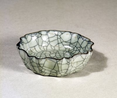 Kuan-Ware Pinselwascher, geformt mit acht Loben und einem gewellten Rand, Sung-Dynastie (960-1279) von Unbekannt Unbekannt