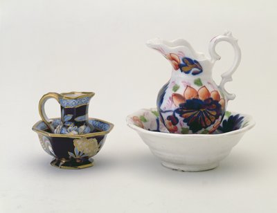 Links: Crown Staffordshire Krug und Becken und rechts: Walisischer Balusterkrug und Becken von Unbekannt Unbekannt