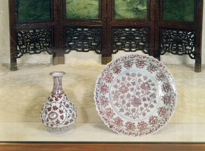 Birnenförmige Flasche, dekoriert in Unterglasurrot mit rollenden Chrysanthemenzweigen, Hung Wu-Periode (1368-98) von Unbekannt Unbekannt