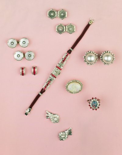 Auswahl an Art-Deco-Schmuck; Kaliber geschnittener Rubin-Uhr; Knopf, Manschettenknopf und Knöpfe; Ohrringe; Mabe-Perlen- und Diamant-Ohrringe von Unbekannt Unbekannt
