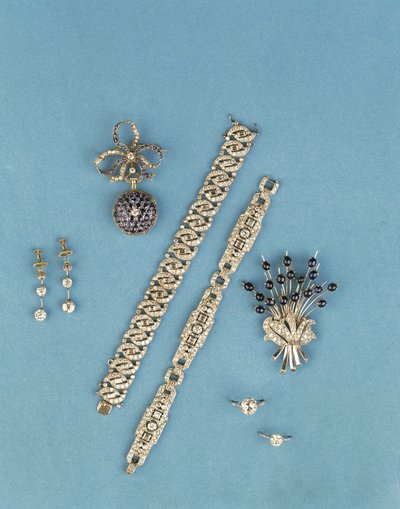 Auswahl an Art-Deco-Schmuck: Gliederarmbänder; Saphir- und Diamant-Taschenuhr; Solitärringe; Cabochon-Saphir-Spray-Brosche (Diamant) von Unbekannt Unbekannt