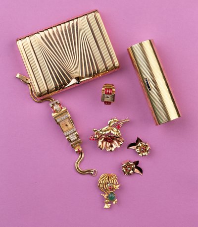 Auswahl an Art-Deco-Schmuck: zwei Zigarettenetuis; Rubin-Cluster-Blumenbrosche und Ohrringe; Cocktailuhr (Gold) von Unbekannt Unbekannt