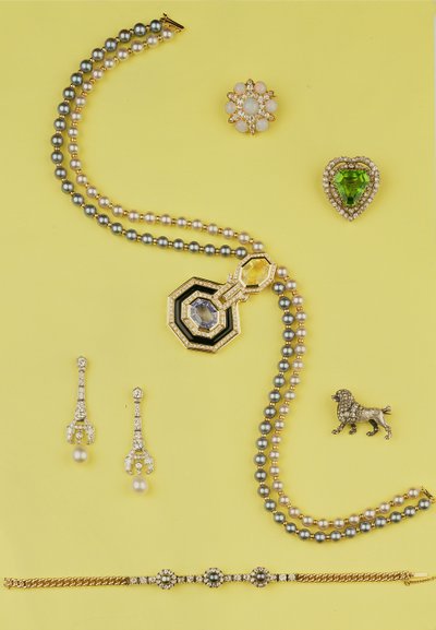 Auswahl an Schmuck: Art-Deco-Stil Zuchtperlenkette mit gelben und blauen Saphiren; Diamant- und Perlenanhänger-Ohrringe; Opal- und Rosendiamant-Cluster-Sternbrosche; Rosendiamant-Pudel-Brosche von Unbekannt Unbekannt